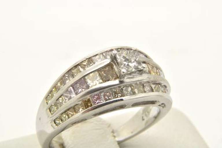 LADIES 18 KT WHITE GOLD DIAMOND RING