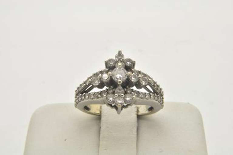 LADIES 14 KT WHITE GOLD DIAMOND RING