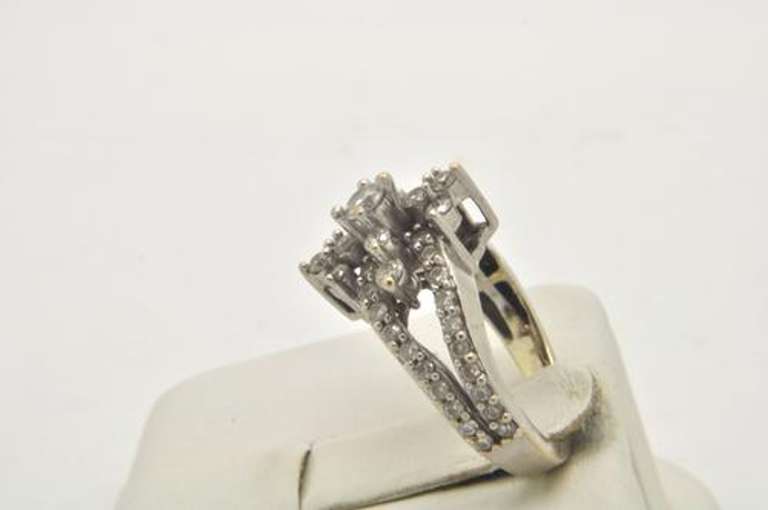 LADIES 14 KT WHITE GOLD DIAMOND RING