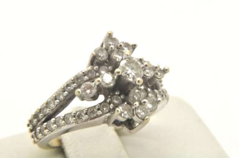 LADIES 14 KT WHITE GOLD DIAMOND RING