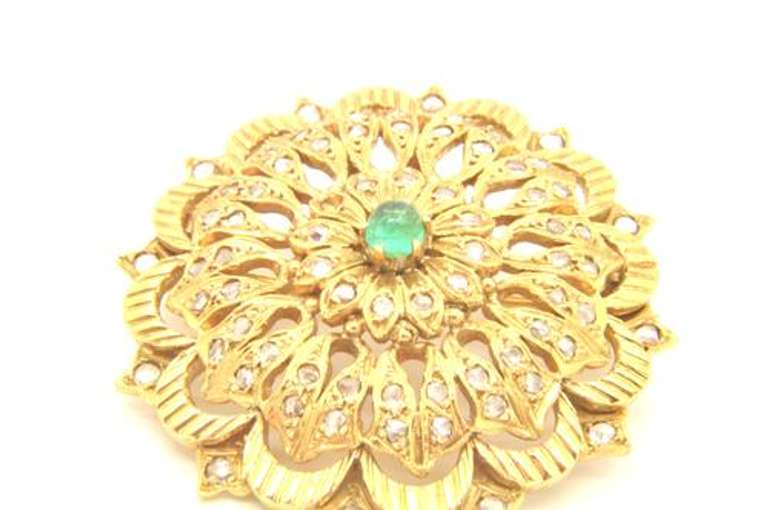 18 KT GOLD EMERALD AND DIAMOND BROOCH