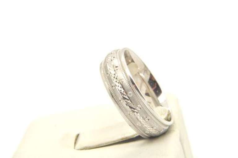 14 KT WHITE GOLD LADIES WEDDING BAND