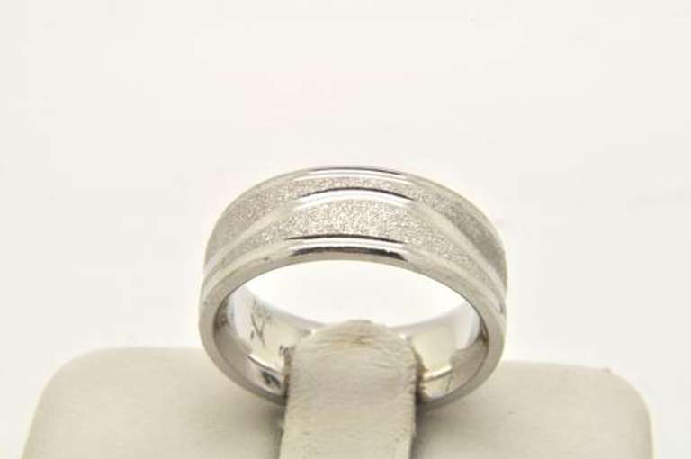 LADIES 14 KT WHITE GOLD WEDDING BAND