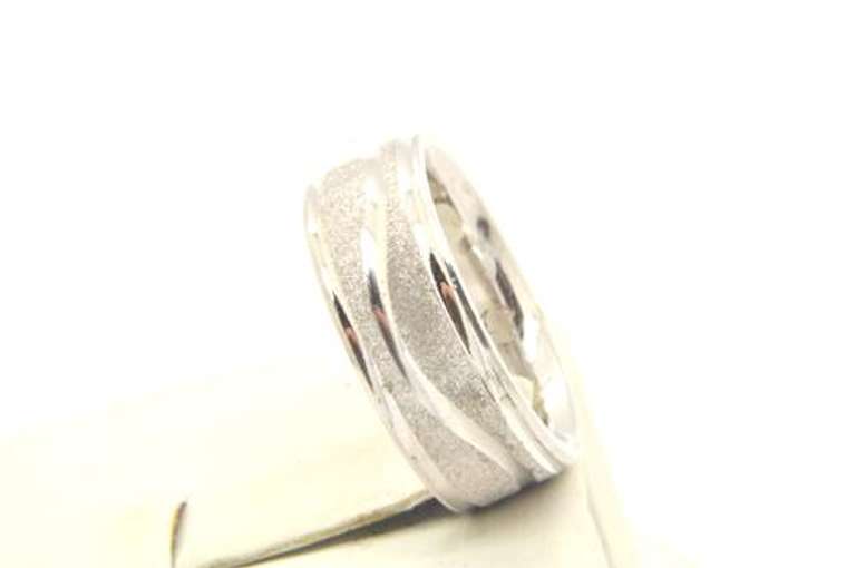 LADIES 14 KT WHITE GOLD WEDDING BAND