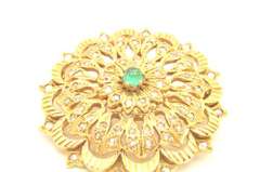 18 KT GOLD EMERALD AND DIAMOND BROOCH