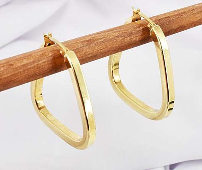 Fashionable Squared Hoop Earrings in 14K