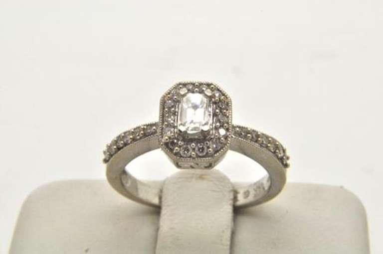 LADIES 14 KT WHITE GOLD DIAMOND RING