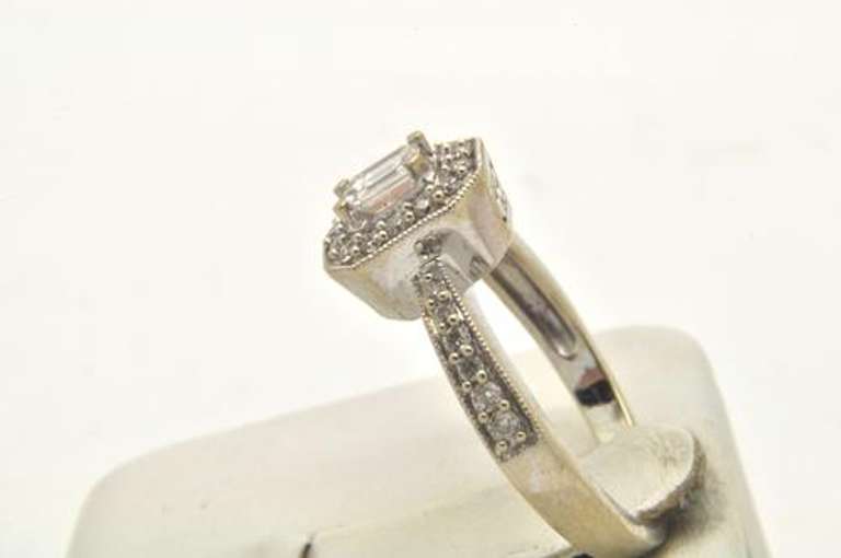 LADIES 14 KT WHITE GOLD DIAMOND RING