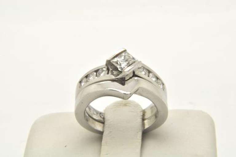 LADIES 14 KT WHITE GOLD LEO DIAMOND SET