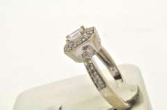LADIES 14 KT WHITE GOLD DIAMOND RING