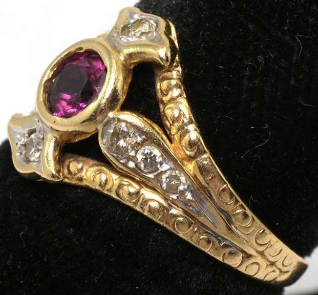 Vintage Ruby & Diamond Ring in 14KT