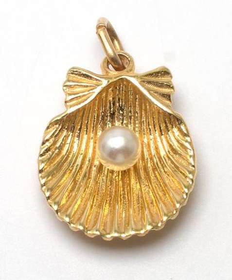 Lovely 14KT Pearl Shell Pendant