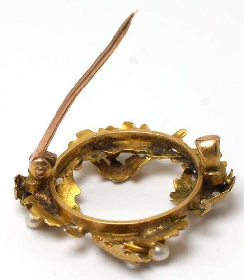 Vintage Wreath Pin in Gold