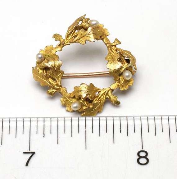 Vintage Wreath Pin in Gold
