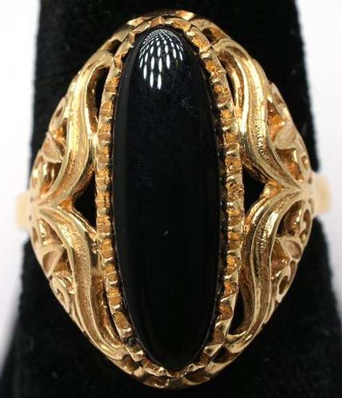Beautiful Onyx Vintage Ring in Gold