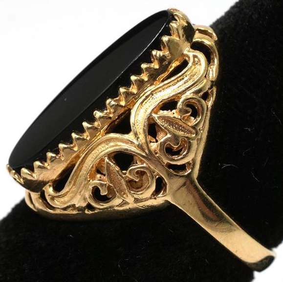 Beautiful Onyx Vintage Ring in Gold