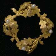 Vintage Wreath Pin in Gold