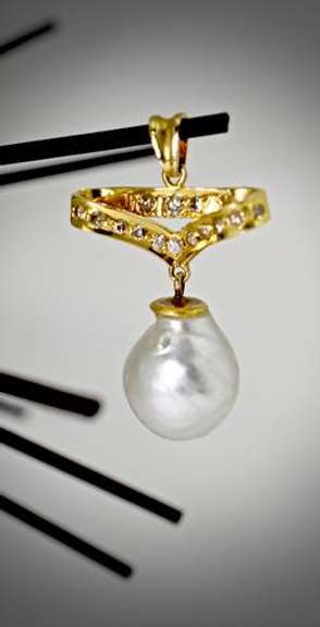 Feminine 18K Baroque Pearl Pendant