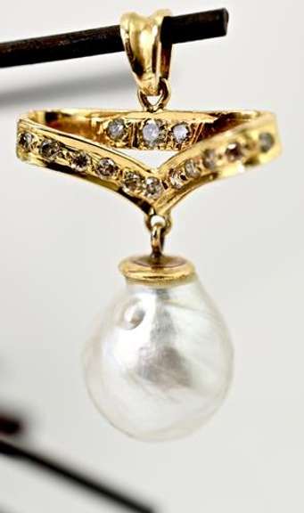 Feminine 18K Baroque Pearl Pendant