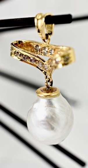 Feminine 18K Baroque Pearl Pendant
