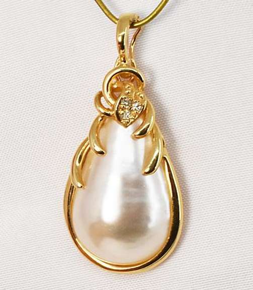 Stylish Pear Shaped Mobe Pearl Pendant