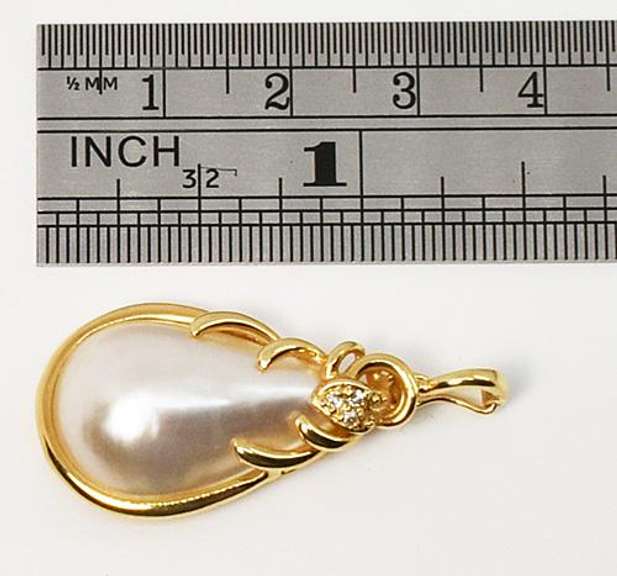 Stylish Pear Shaped Mobe Pearl Pendant