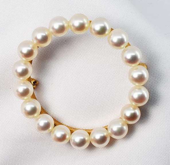 Lustrous Pearl Circle Brooch