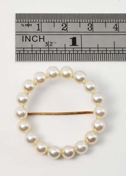 Lustrous Pearl Circle Brooch