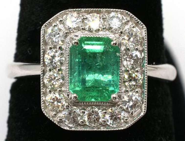 Dazzling Emerald & Diamond Ring, 18KT