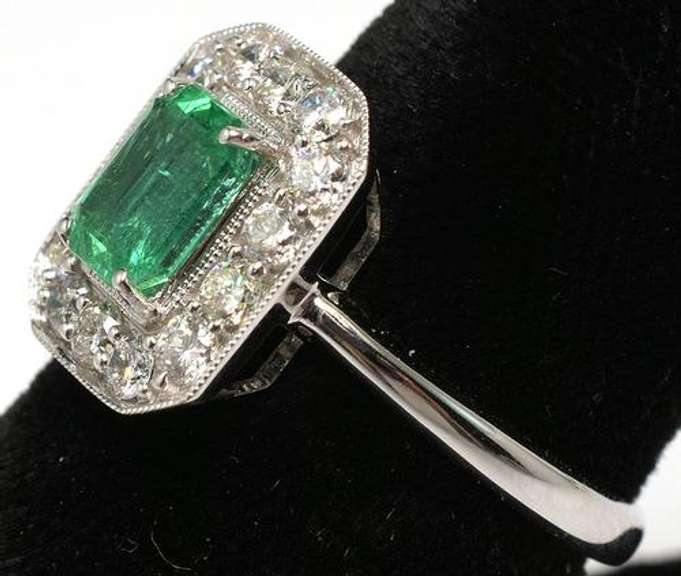 Dazzling Emerald & Diamond Ring, 18KT