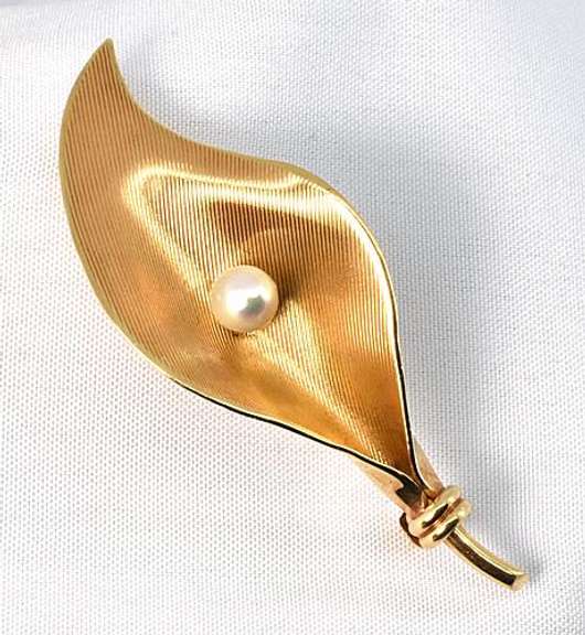 Lovely 14k YG Flower Brooch