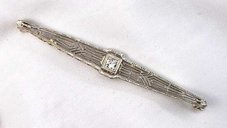 Traditional Bar Pin in 14K WG