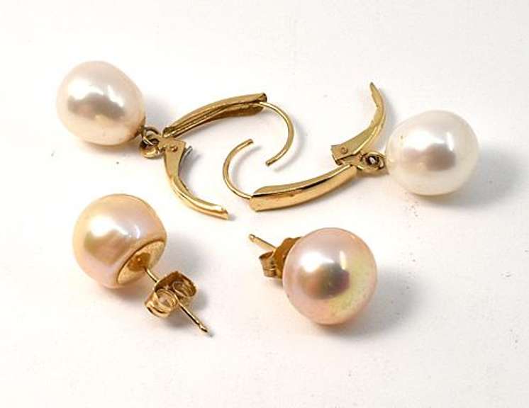 Lovely Pair of Pearl Earrings in 14K Yellow Gold