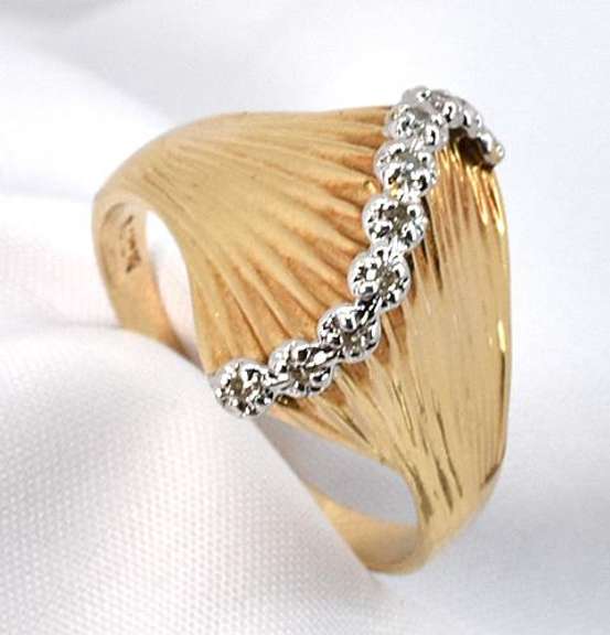 Flashy Fan of Diamonds Dome Ring
