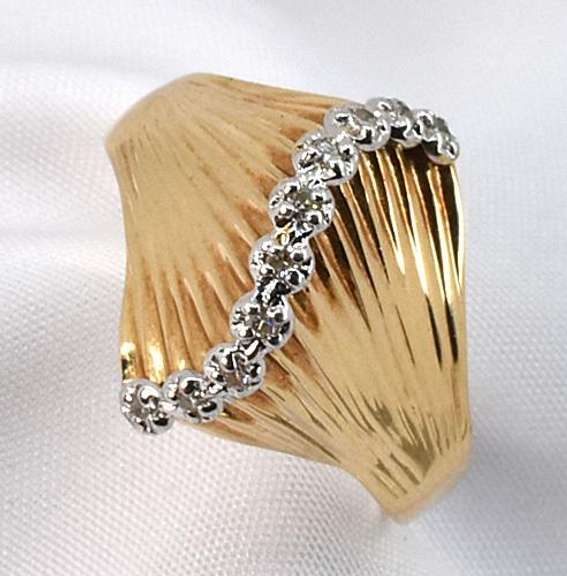 Flashy Fan of Diamonds Dome Ring