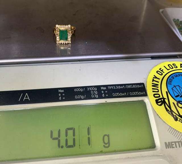 Gorgeous 18kt Gold Emerald & Diamond Ring