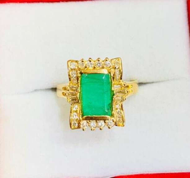 Gorgeous 18kt Gold Emerald & Diamond Ring