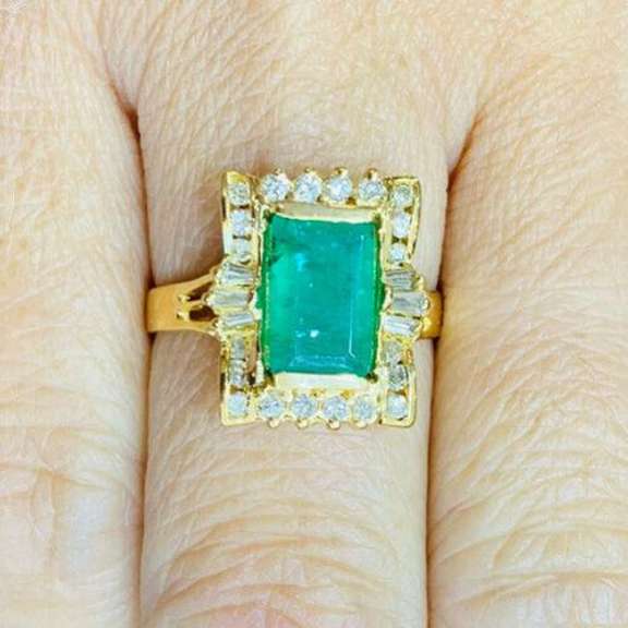 Gorgeous 18kt Gold Emerald & Diamond Ring