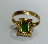 Gorgeous 18kt Gold Emerald & Diamond Ring