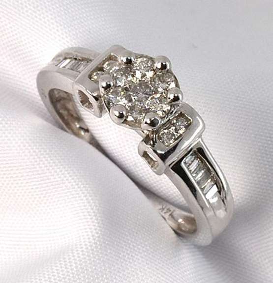 Flashy White Gold Diamond Cluster