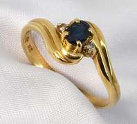 Petite 18k Oval Sapphire Ring