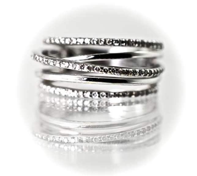 Intriguing 18K and Diamond 5-Part Ring