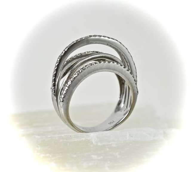 Intriguing 18K and Diamond 5-Part Ring