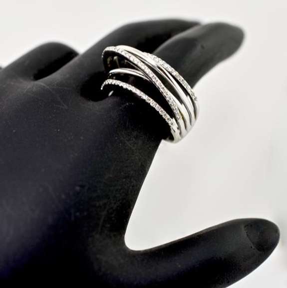 Intriguing 18K and Diamond 5-Part Ring