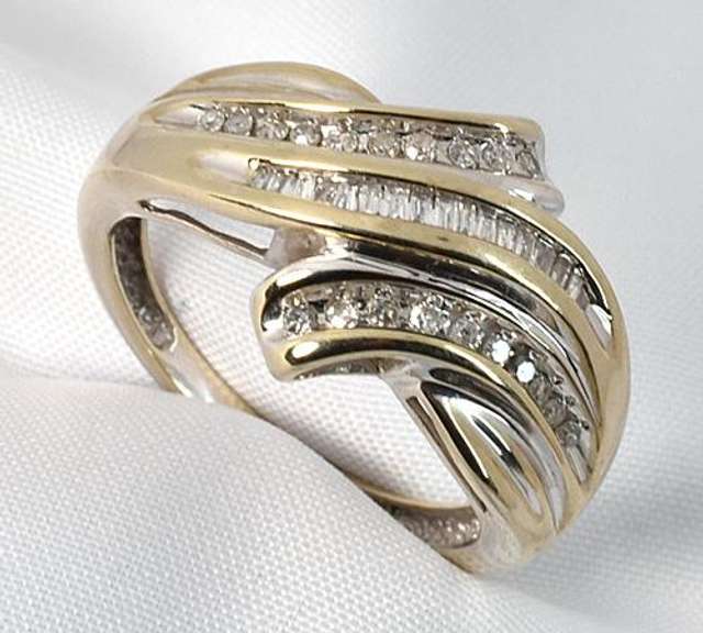 Sweet Ring with Baguette & Round Diamonds