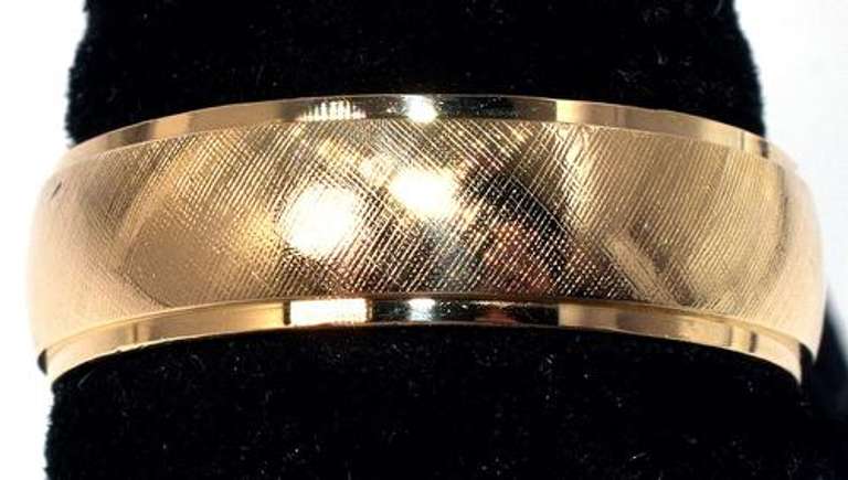 Cross-Hatch Wedding Band in 14KT Yellow Gold