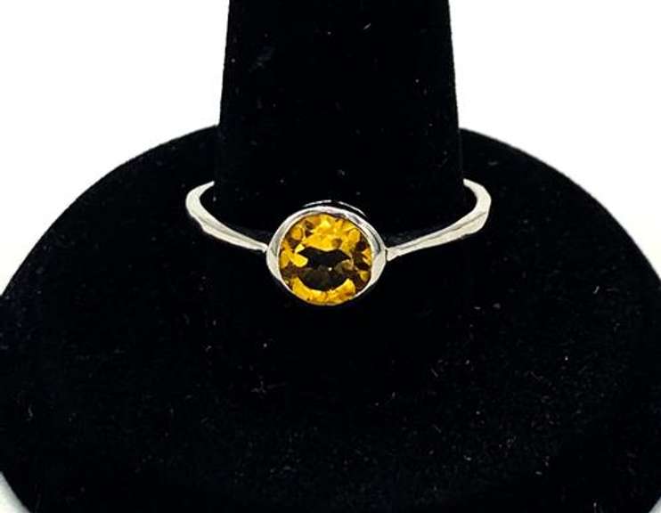 Glitzy Citrine Circle Ring in Sterling Silver