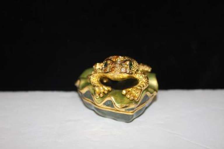 Enamel Frog on Lily Pad