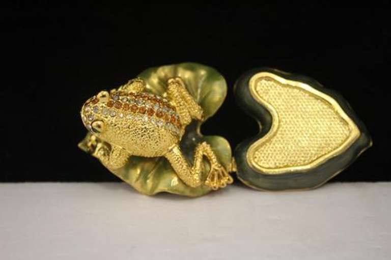 Enamel Frog on Lily Pad