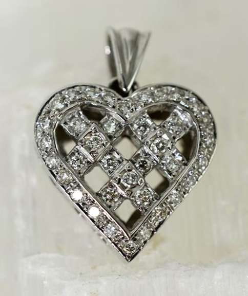 Stylish 18K White Gold Diamond Heart